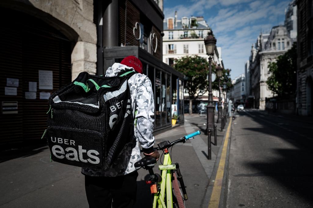 Appel à une grève nationale des livreurs notamment Uber Eats, inquiets pour leur rémunération