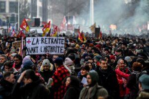 Retraites: une réforme adoptée au forceps malgré une mobilisation massive