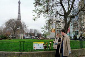 Au pied de la Tour Eiffel, des touristes peu inquiets au lendemain de l’attaque