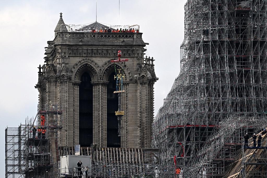 La croix de Notre-Dame de Paris posée au sommet de sa flèche