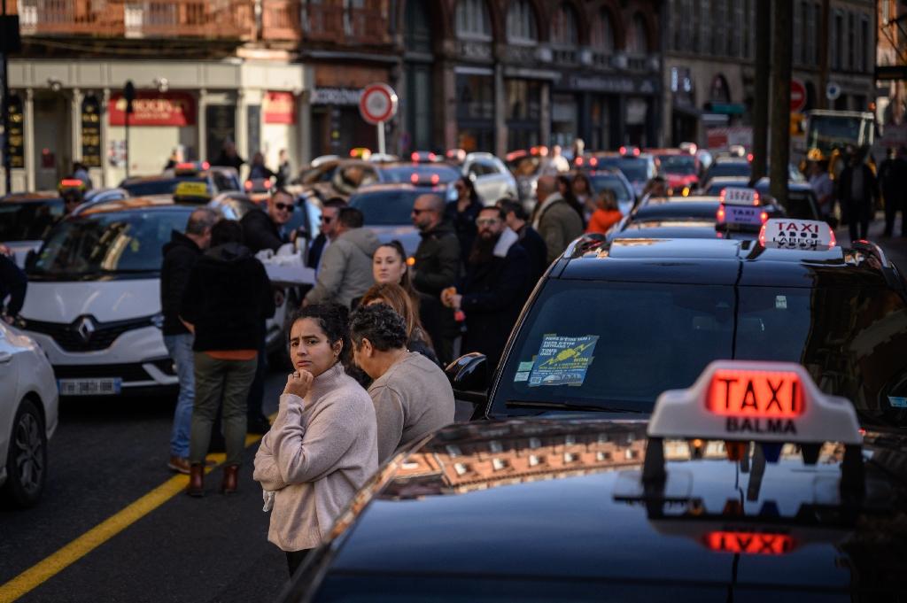 Les taxis manifestent contre le covoiturage sanitaire, le gouvernement les invite à discuter en janvier