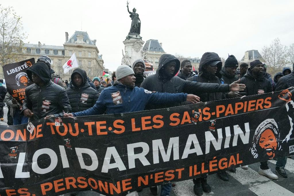 A Paris, un millier de manifestants contre la loi immigration