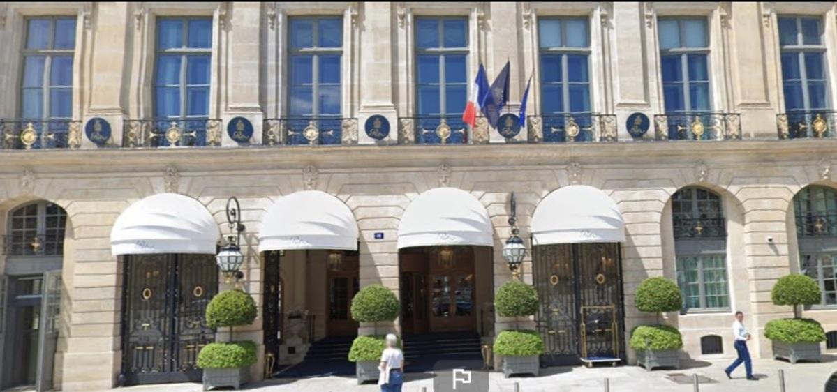 Une cliente du Ritz soupçonnait un employé d’avoir volé une bague en diamants de 750 000 euros, elle est retrouvée dans un… aspirateur