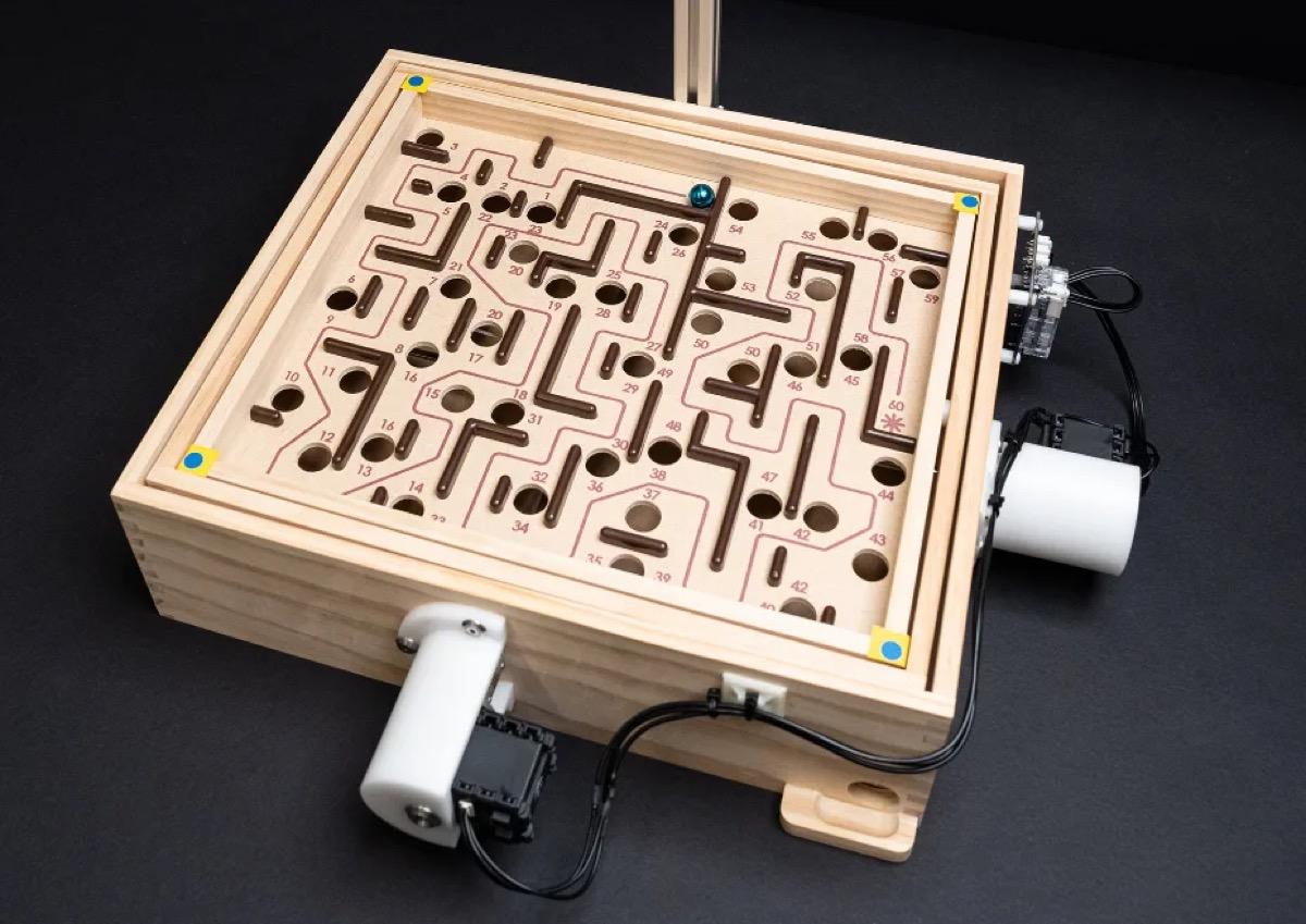 Regardez un robot IA maîtriser le jeu du labyrinthe à billes… et surpasser l’humain, évidemment