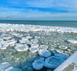 Des pancakes de glace dans les Grands Lacs américains