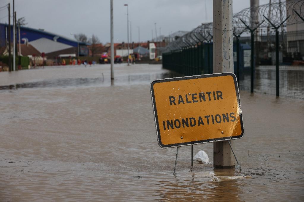 Crues: des centaines d’évacuations dans le Pas-de-Calais, un mort en Loire-Atlantique