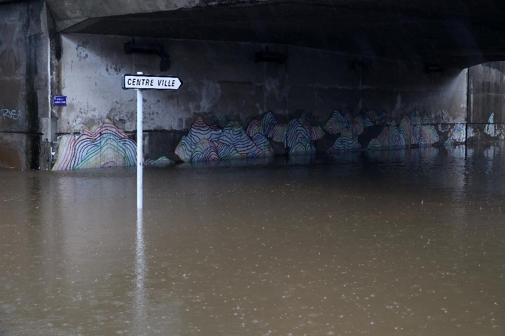 Cyclone Belal: à La Réunion, des rues désertes avant un long confinement