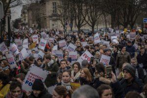 A Paris, les anti-IVG marchent aussi contre la loi sur la fin de vie