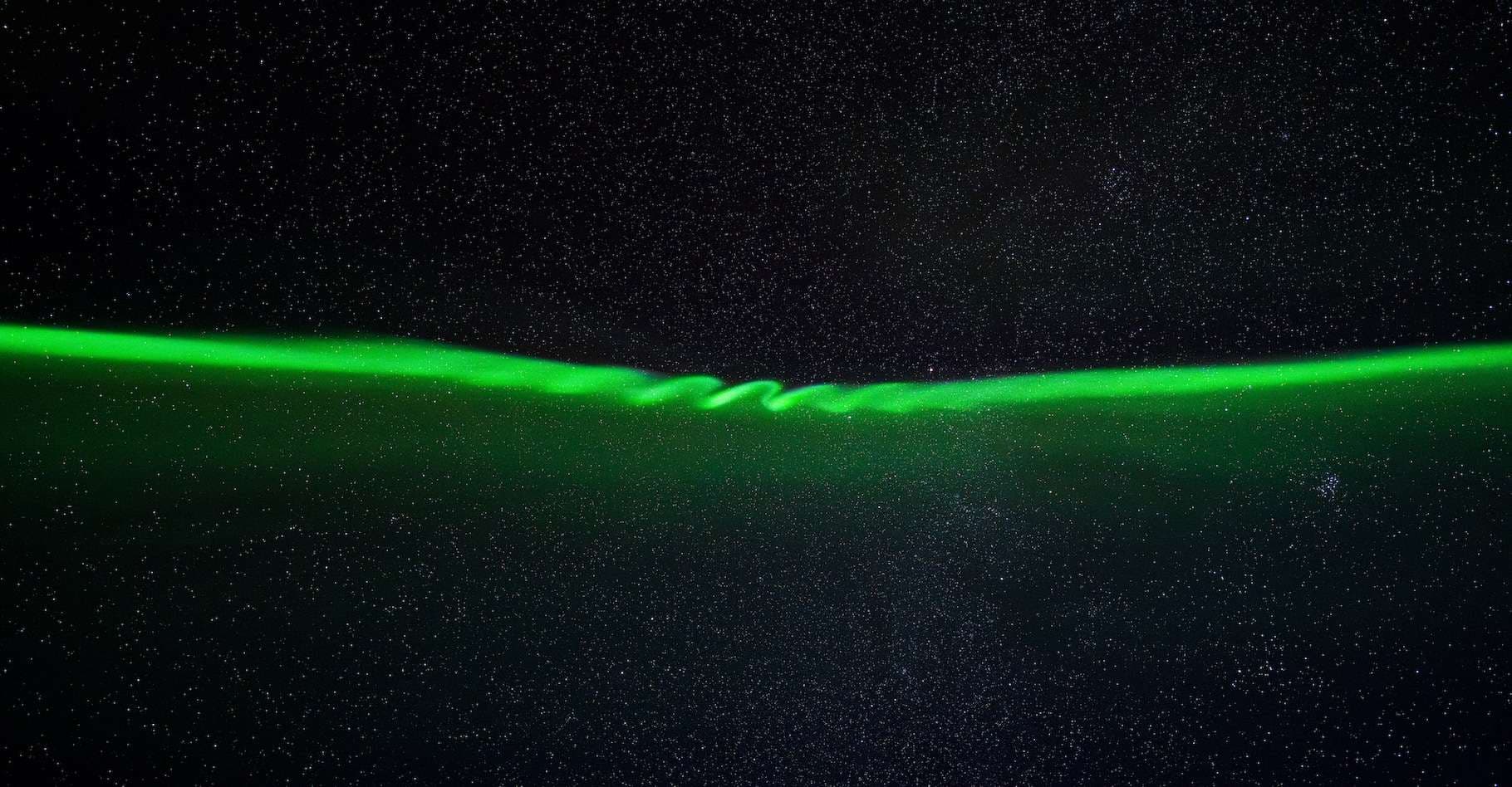 Phénomène rare : des aurores boréales en forme de vagues dans le ciel