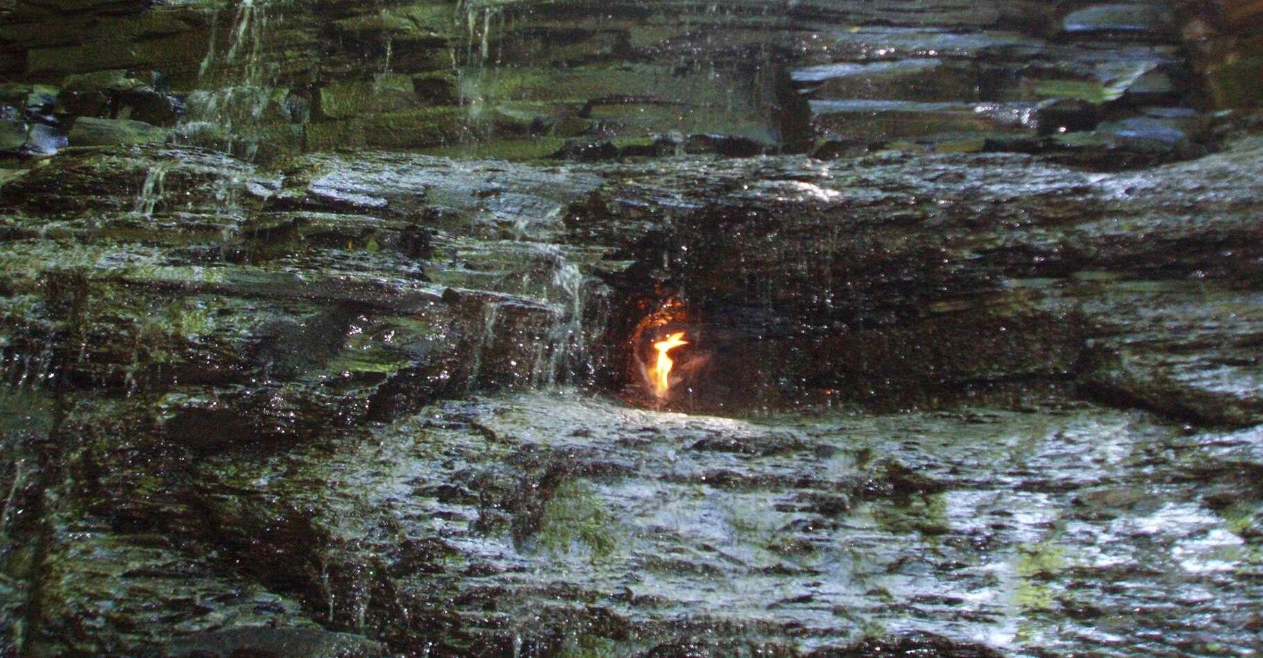 Cette mystérieuse flamme éternelle qui brûle derrière une cascade en forêt est devenue virale !