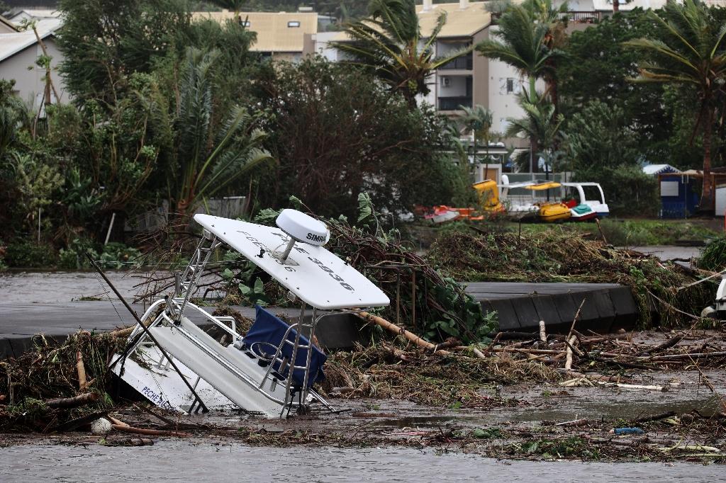 Le cyclone Belal menace l’île Maurice, un mort à La Réunion