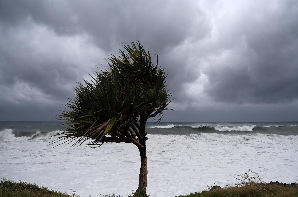 La Réunion craint « un cyclone qui pourrait marquer l’histoire de l’île », aéroport fermé à 16h00