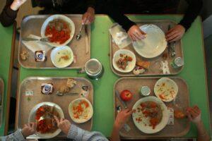 Cantines: en Seine-Seint-Denis, de « l’écologie populaire » et du bio dans les assiettes