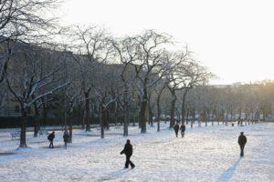 La moitié nord de la France face au retour du verglas, la neige gagne les massifs