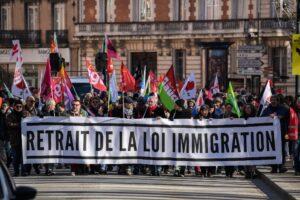 Les opposants à la loi sur l’immigration jettent leurs dernières forces dans la rue