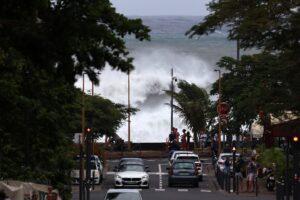 Le cyclone Belal « devrait directement traverser » La Réunion, avertit Météo-France