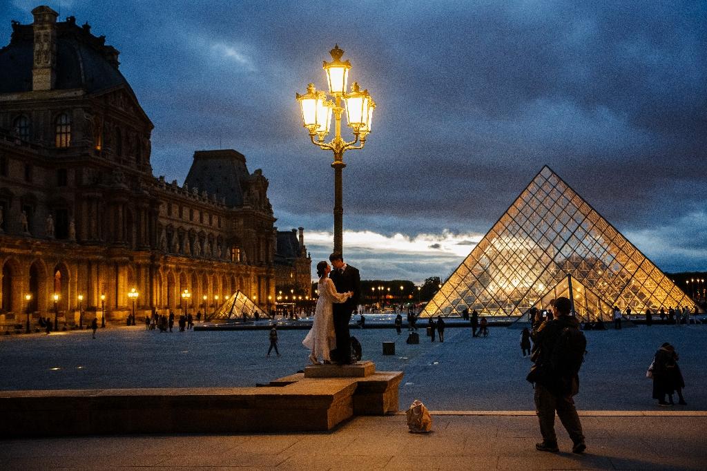 Au Louvre, les touristes pas refroidis par la hausse du prix du billet