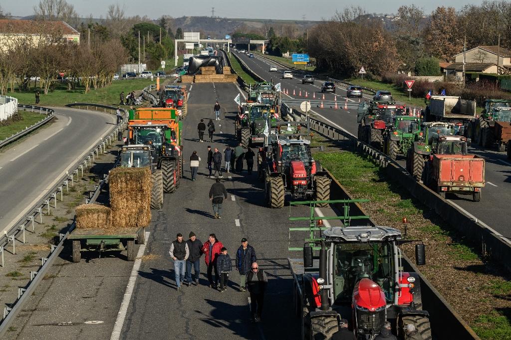 Sur l’A64, les agriculteurs à bout campent et font bloc