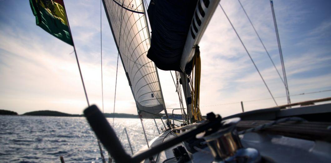 Pourquoi dit-on «bâbord» et «tribord» sur un bateau?