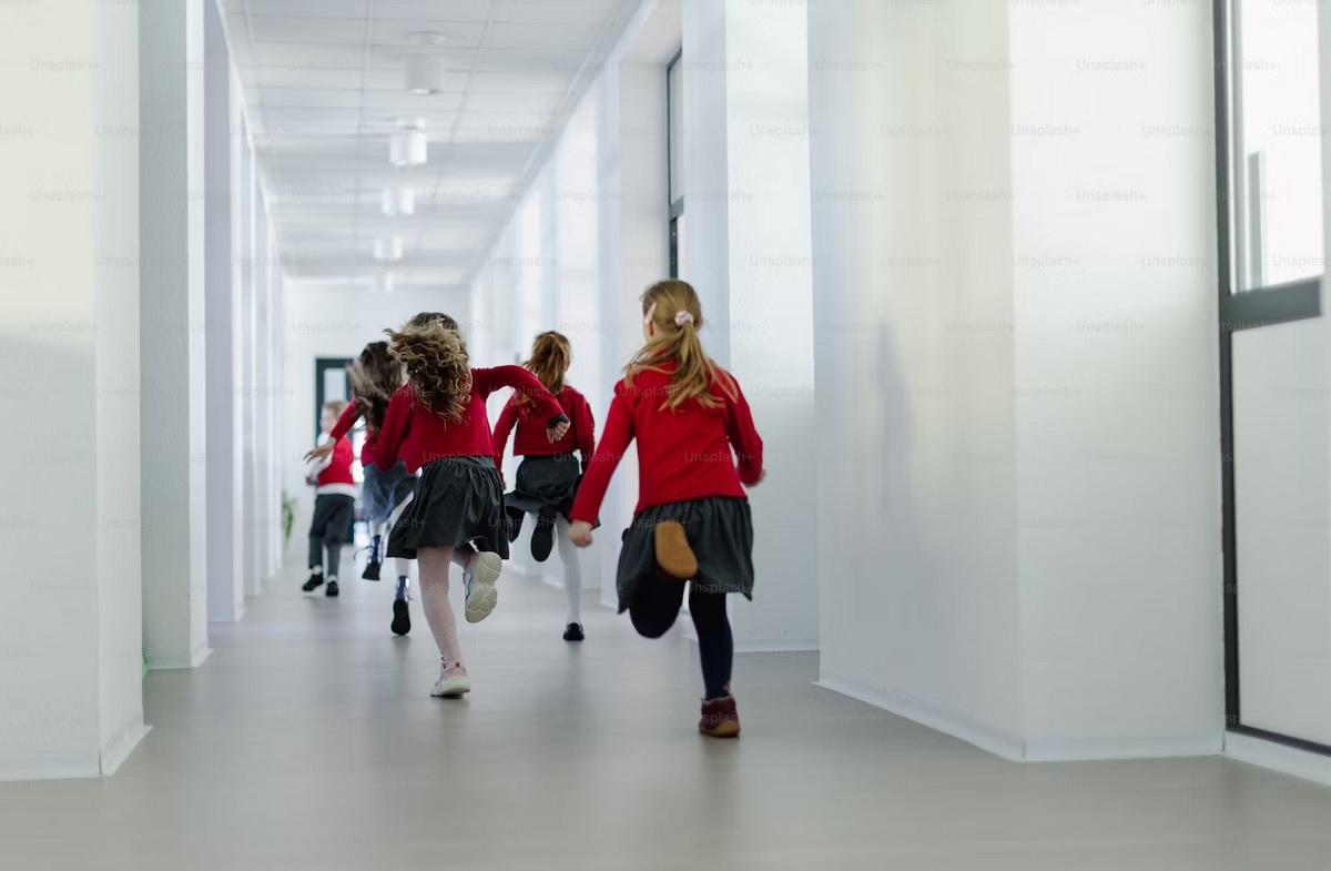 Pull bleu, polo blanc ou gris, pantalon gris… la généralisation du port de l’uniforme dans les établissements scolaires arrive