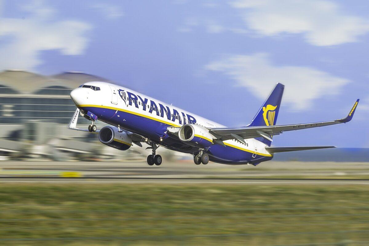 Le bénéfice de Ryanair décroche de 93% au troisième trimestre 2023-2024