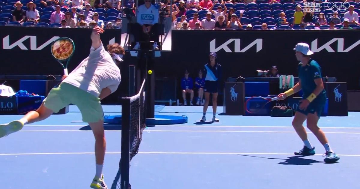 Il joue de l’autre côté du filet, le point incroyable de Tsitsipas (vidéo)