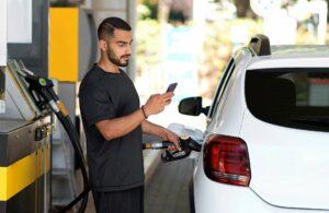 Utiliser un portable près d’une pompe à essence est dangereux, vrai ou faux ?