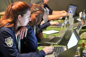 Des étudiants s’entraînent à la cyberguerre avec l’Armée française