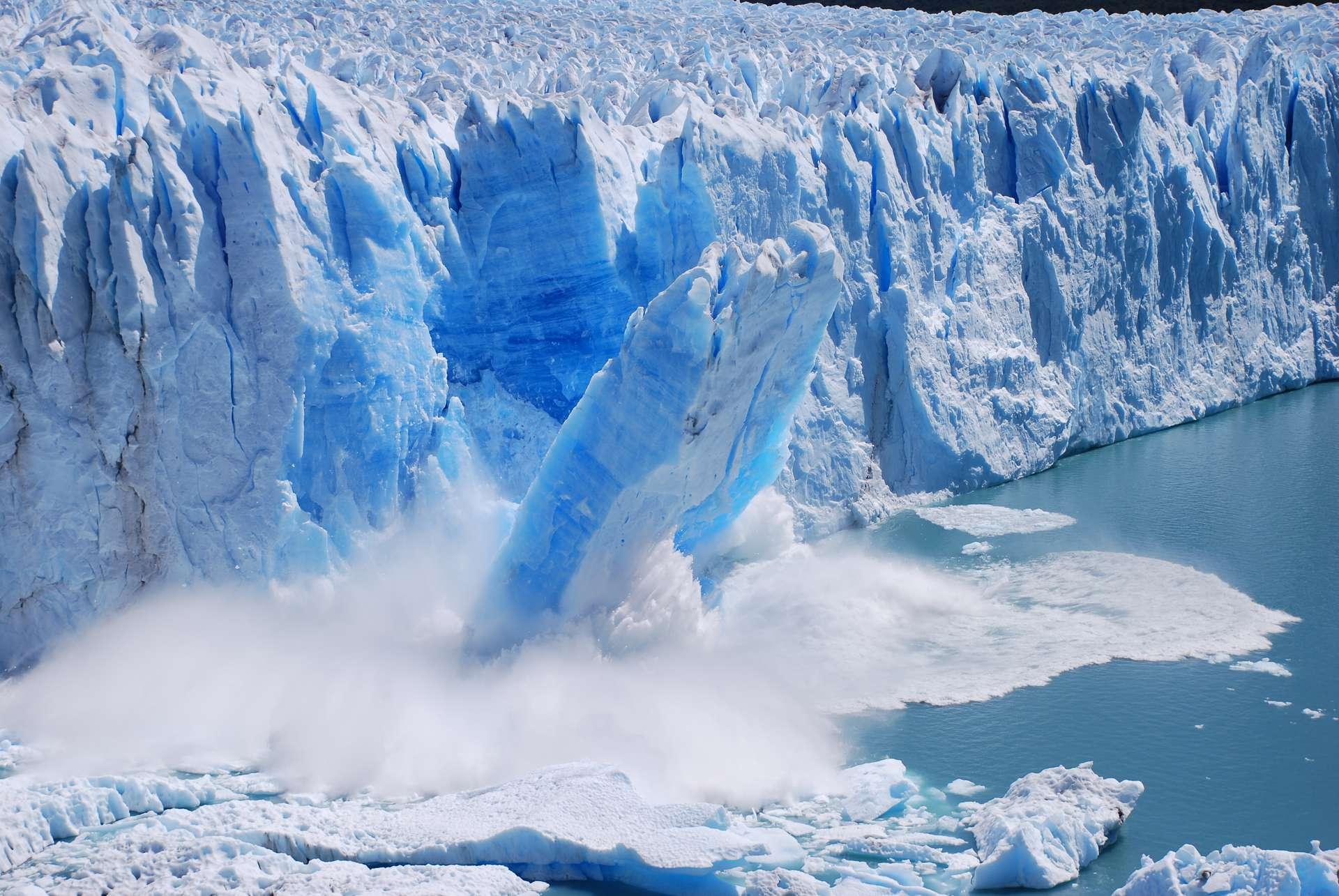 Des touristes assistent à l’effondrement spectaculaire d’un glacier en Argentine