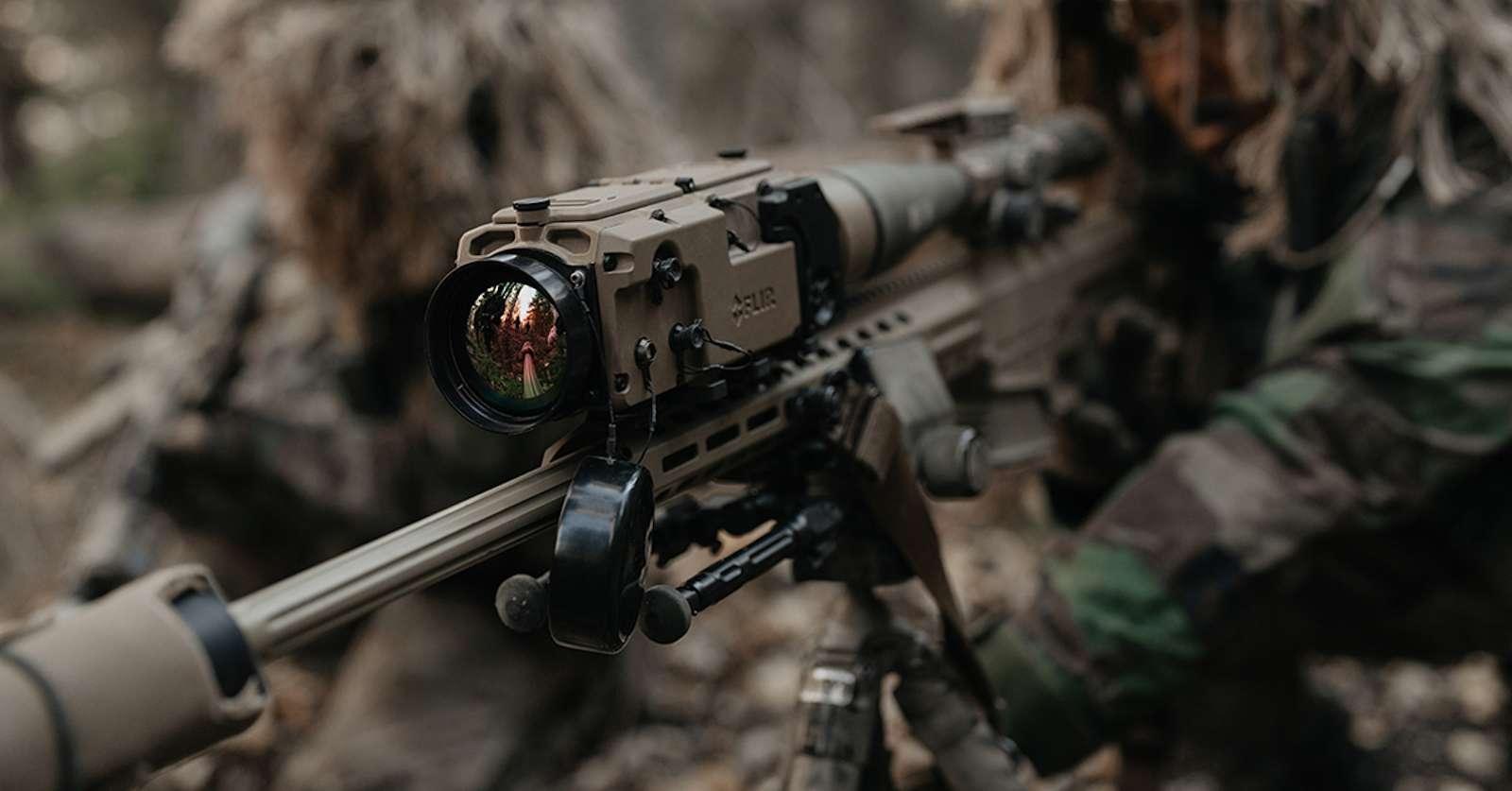 Cette lunette thermique permet aux snipers de voir la trajectoire des balles !