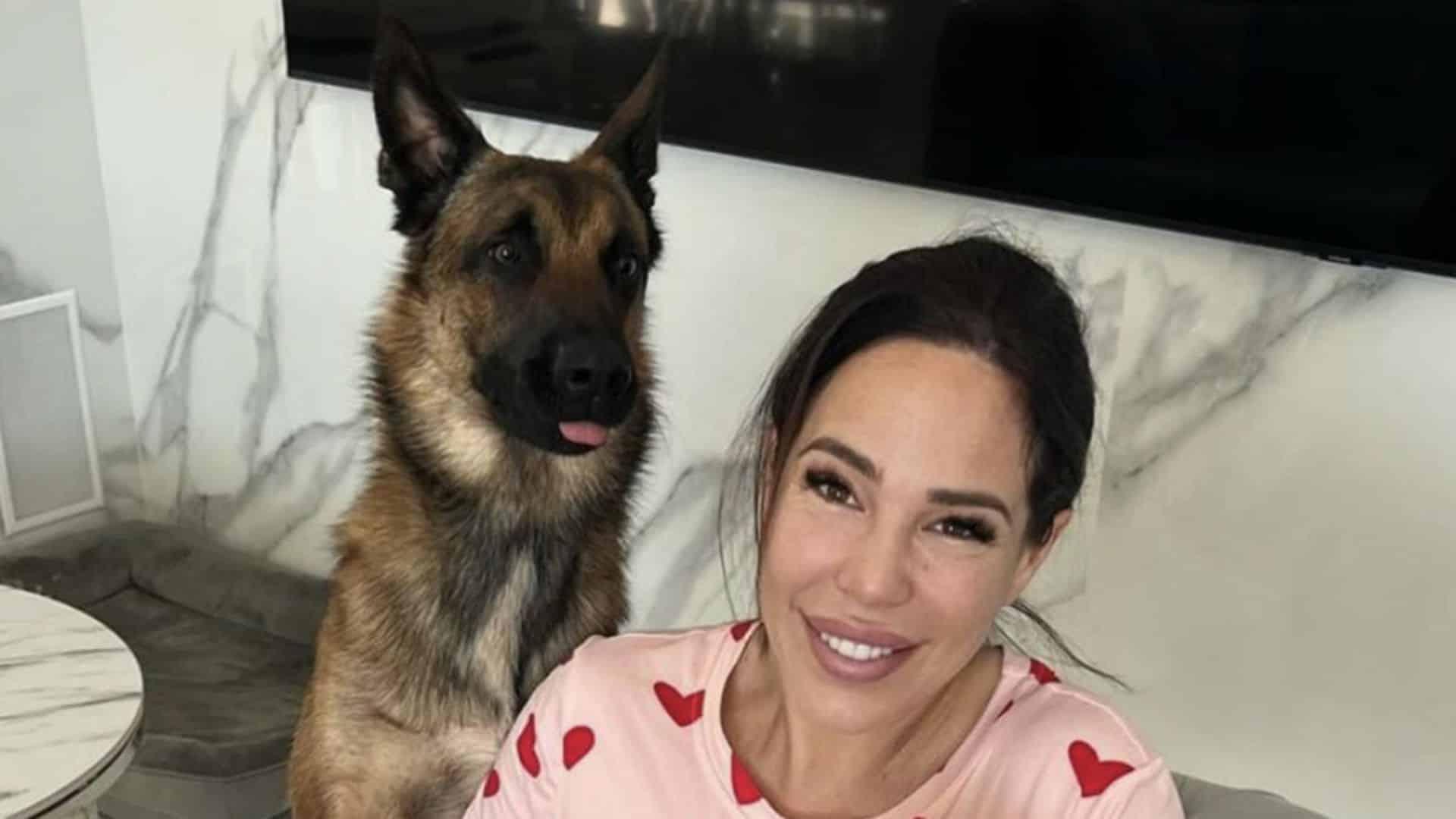 « À tous ceux qui s’inquiètent… » : Kim Glow (Les Marseillais) fait le point sur la relation entre son chien et son bébé de quelques mois !