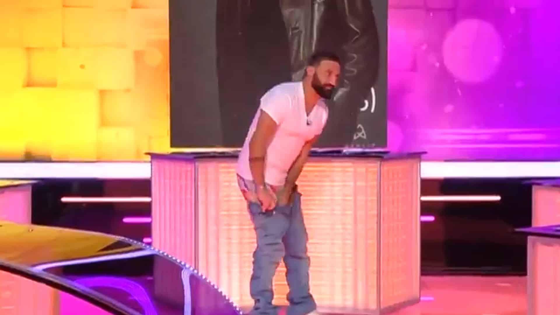 Scène lunaire dans TPMP : Cyril Hanouna baisse son pantalon « trop serré » avant de lancer la pub !