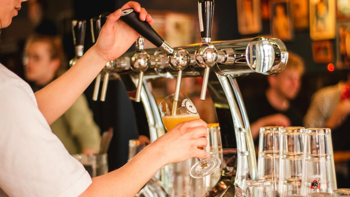 Pourquoi la bière fait-elle moins de mousse lorsqu’on incline le verre?